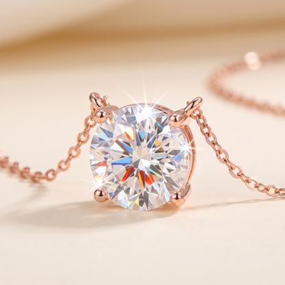 Gros plan sur la moissanite du collier