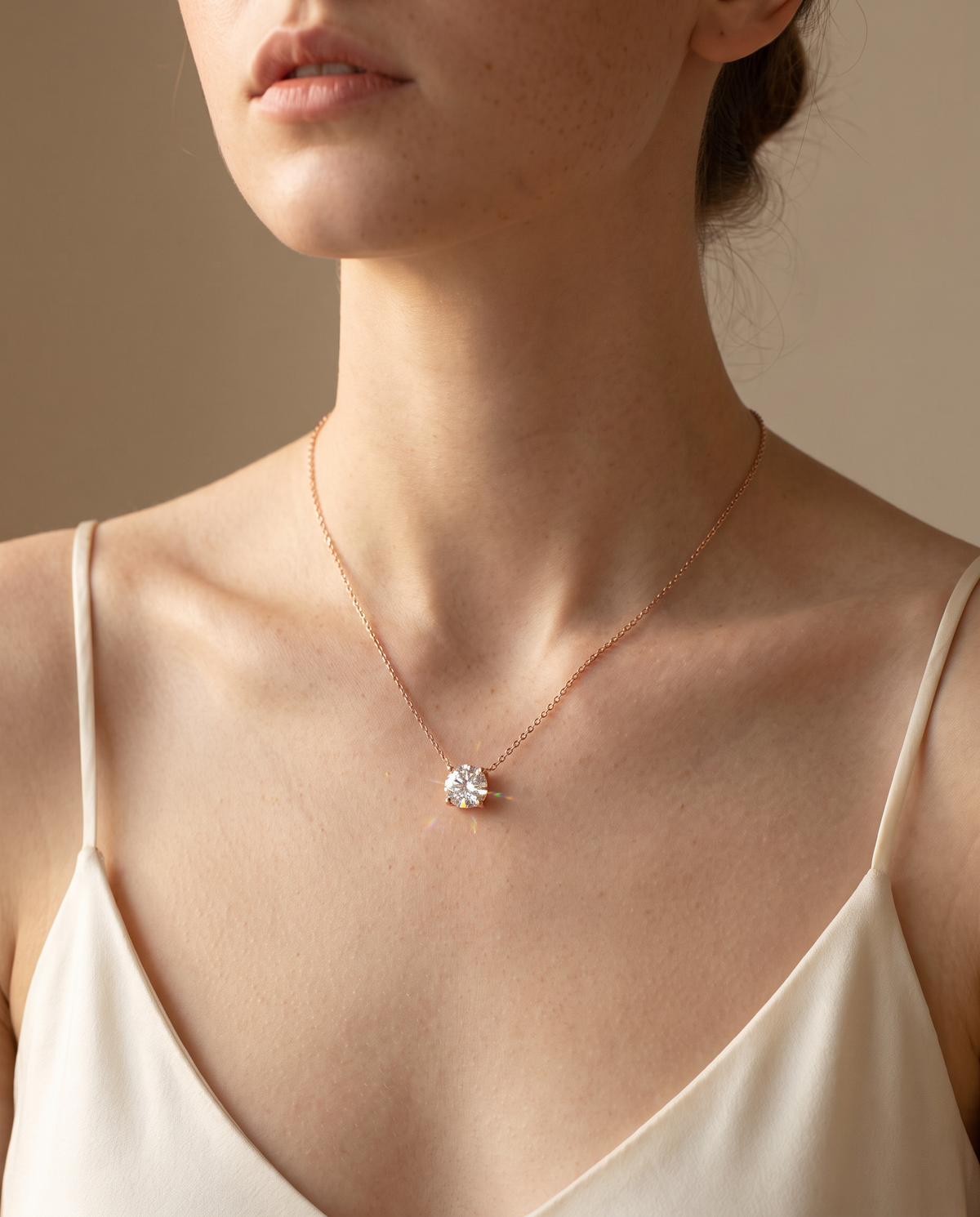 Le collier de la parure porté