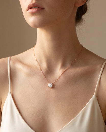Le collier de la parure porté