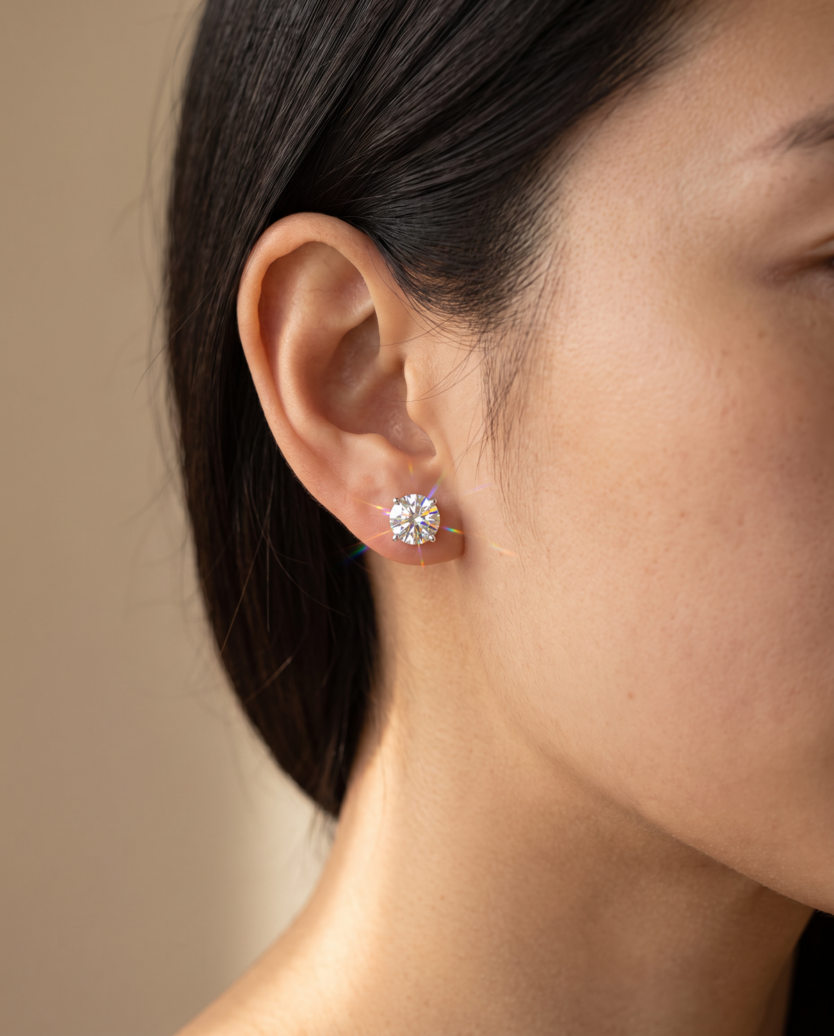 Les boucles d'oreilles de la parure portées