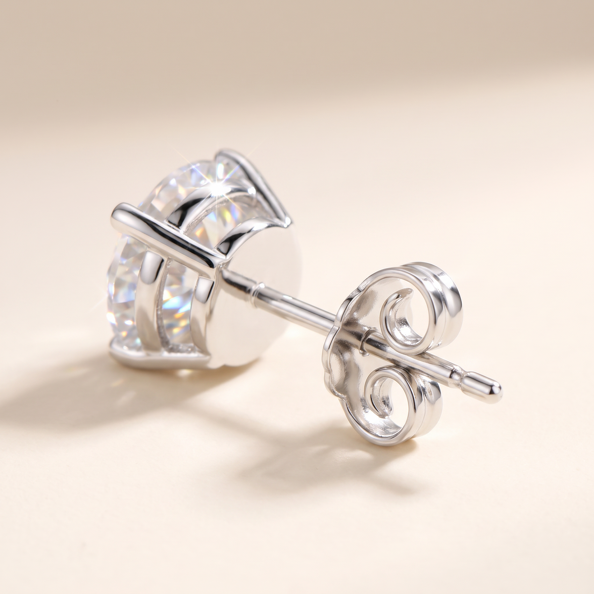 Le fermoir décoratif en argent des boucles d'oreilles